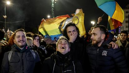 Miembros del colectivo LGTBI+ celebran la ley que permitirá el matrimonio igualitario, este jueves en Atenas.