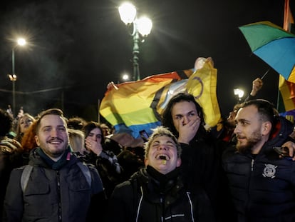 Miembros del colectivo LGTBI+ celebran la ley que permitirá el matrimonio igualitario, este jueves en Atenas.