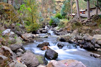 El recorrido hasta los refugios de montaña transcurre entre lagos, riachuelos, picos nevados, otros derretidos y quienes habitan a sus alrededores.