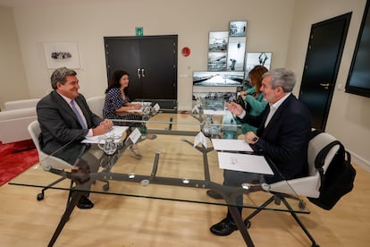 De izquierda a derecha: el ministro de Inclusión, Seguridad Social y Migraciones en funciones, José Luis Escrivá; la secretaria de Estado de Migraciones, Isabel Castro Fernández; el presidente de Canarias, Fernando Clavijo, y la consejera de Bienestar Social, Igualdad, Juventud, Infancia y Familias, Candelaria Delgado, el martes en Madrid.