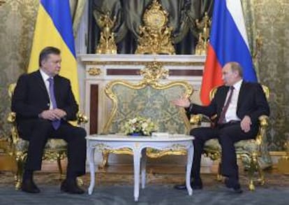 El presidente ruso, Vladímir Putin (d), conversa hoy con su homólogo ucraniano, Víktor Yanukóvich, en el Gran Palacio del Kremlin de Moscú.