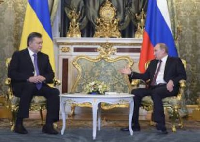 El presidente ruso, Vladmir Putin (d), conversa hoy con su homlogo ucraniano, Vktor Yanukvich, en el Gran Palacio del Kremlin de Mosc.