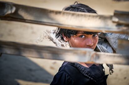 Sin el estatus de refugiado legal, los rohingya en Bangladés no pueden trabajar, mudarse fuera de los campamentos o emigrar a otros países. Los niños no pueden ir a la escuela y las mujeres y los menores son objeto de abusos como la trata de personas, el trabajo infantil, el matrimonio infantil, la violencia de género y otras formas de explotación. Son familias sin futuro y sin posibilidad de retomar la vida que dejaron atrás.