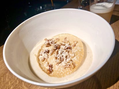 Pasta de almendras y espuma de leche de almendras sobre un sorbete de dátiles, canela, pechuga de pollo y torreznos de piel de pollo / Capel 