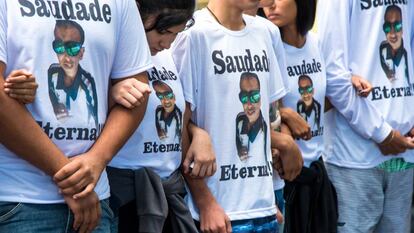 Familiares em enterro de Gabriel Paiva, de 16 anos, espancado com pedaço de pau até a morte por policiais militares em abril de 2017.