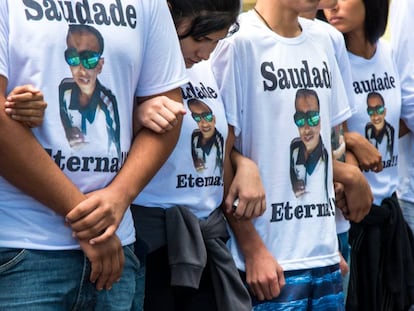 Familiares em enterro de Gabriel Paiva, de 16 anos, espancado com pedaço de pau até a morte por policiais militares em abril de 2017.