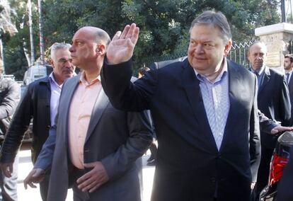 El vicepresidente griego y ministro de Finanzas, Evánguelos Venizelos (dcha), saluda a sus simpatizantes tras votar en las elecciones internas del Movimiento Socialista Panhelénico (PASOK) en la sede del partido en Atenas (Grecia) hoy.