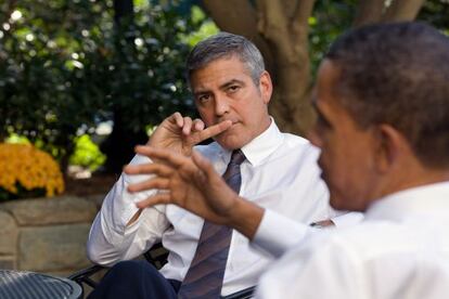 George Clooney conversa con Obama en el Despacho Oval, en 2010.