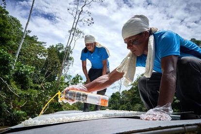 Un equipo de técnicos indígenas instala los paneles solares en el techo del nuevo barco, sobre el río Capahuari. 