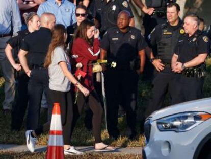 Los alumnos de la escuela donde el estudiante expulsado Nikolas Cruz asesinó a tiros a 17 personas regresan al centro. El edificio donde ocurrió la tragedia está cerrado y será demolido