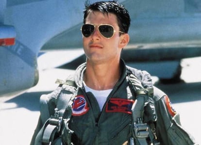 Tom Cruise contribuyó a la expansión de las gafas de sol Ray-Ban al ponérselas en películas como 'Risky business' o 'Top gun' (en la imagen).