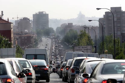 Atasco en el acceso a Madrid por la carretera de Extremadura. 