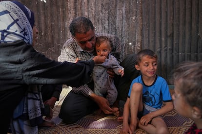 Una madre alimenta a su bebé de nueve meses en su tienda de campaña en la zona de Al Mawasi, en el sur de Gaza, este viernes.