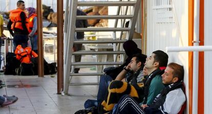 Migrantes hoy tras un intento fallido de llegar a la isla griega de Kos
