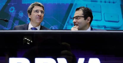 El economista jefe del BBVA, Jorge Sicilia (i), junto a Miguel Cardoso.