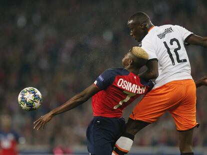 Diakhaby y Osimhen durante el partido.