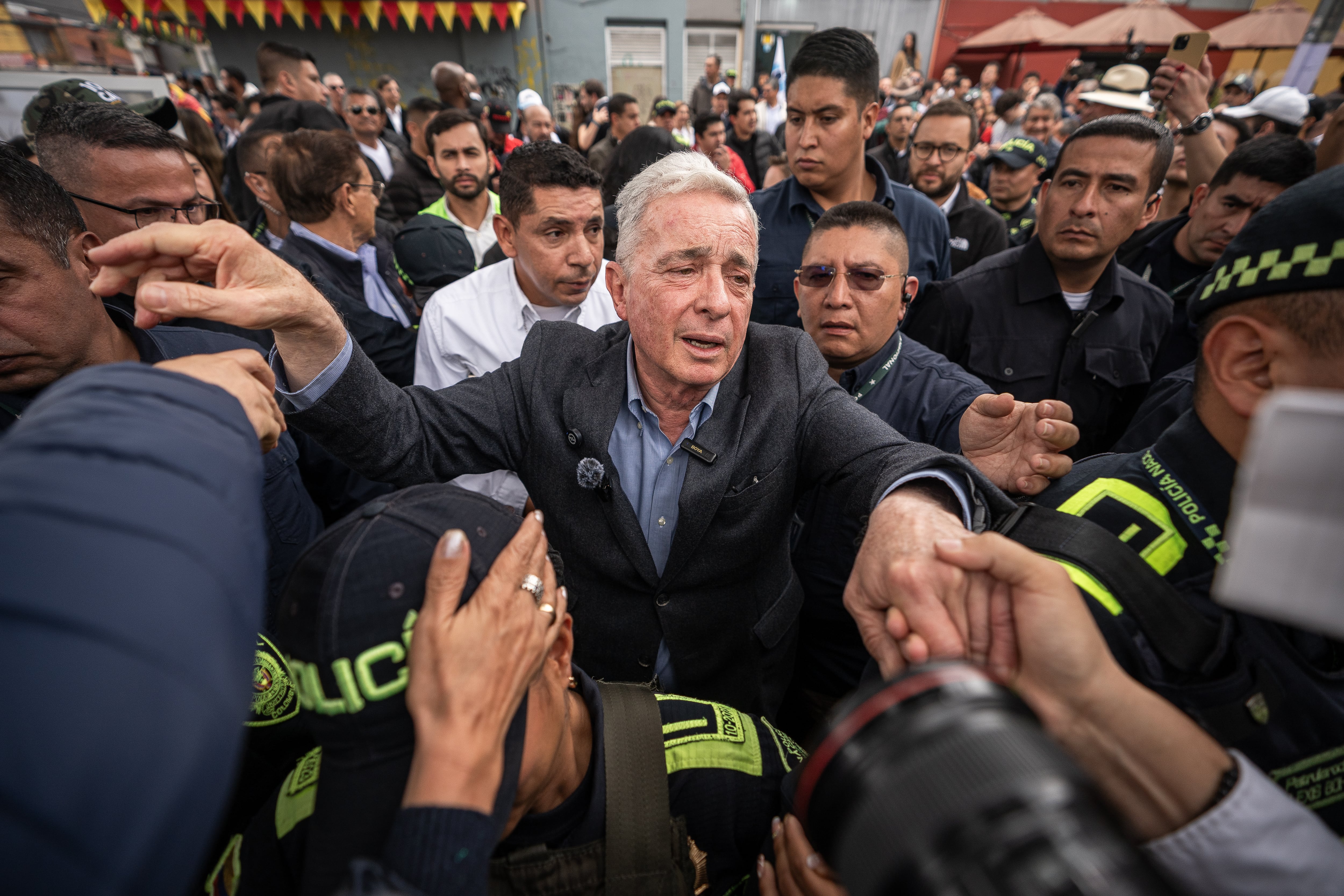 Álvaro Uribe saluda a simpatizantes a su llegada al parque El Golfito este sábado. 