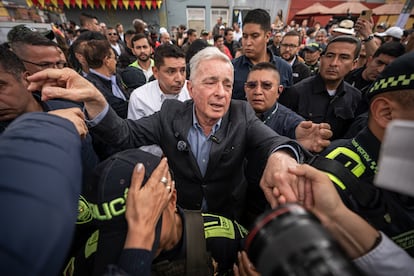 Álvaro Uribe saluda a simpatizantes a su llegada al parque El Golfito este sábado. 
