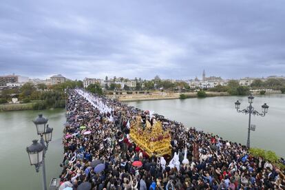 El Señor del Soberano Poder de la Hermandad de San Gonzalo a su paso por el puente de Triana, este Lunes Santo en Sevilla.