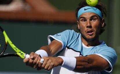 Nadal devuelve la pelota contra Verdasco.