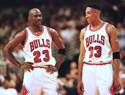 Jordan y Pippen, demostrando que la forma de sonreír lo dice todo de una persona.