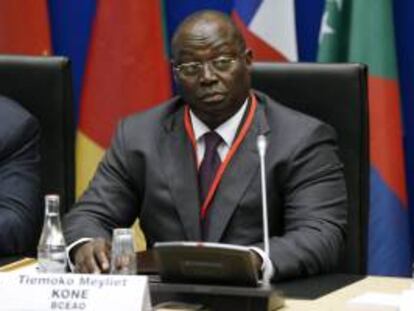 El gobernador de la Banca de la Comunidad de Estados de África Occidental (BCEAO), Tiemoko Meyliet Kone, comparece durante una rueda de prensa celebrada después de una reunión de los ministros de Finanzas de la "Zona Franca", que incluye a zonas geopolíticas que emplean monedas que estaban ligadas al franco francés, la mayoría de ellas antiguas colonias francesas, en Bercy, París (Francia), hoy, jueves 3 de octubre de 2013.
