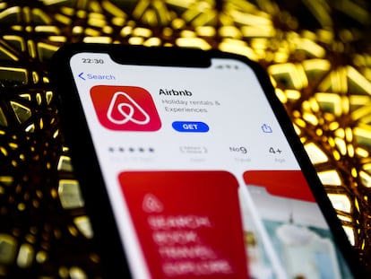 Aplicación de Airbnb en una pantalla de un móvil.