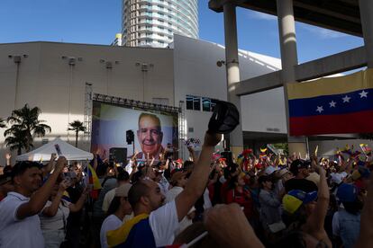 En Miami, cientos de venezolanos siguen la transmisión de noticias sobre la jornada electoral. 