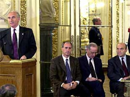 El presidente De la Rúa anuncia las nuevas medidas de ajuste junto al ministro Cavallo (último a la derecha).