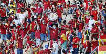 Aficionados españoles, durante el España-Eslovaquia de la Eurocopa, disputado en el estadio de La Cartuja (Sevilla).