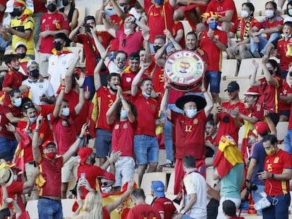 Aficionados españoles, durante el España-Eslovaquia de la Eurocopa, disputado en el estadio de La Cartuja (Sevilla).