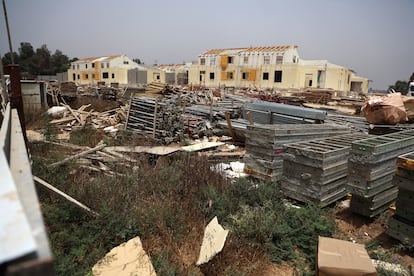 Nuevas viviendas en construcción en el kibutz Beeri.