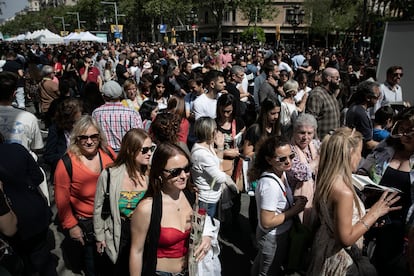 Ambiente en el paseo de Gràcia durante la celebración de Sant Jordi, este domingo. 