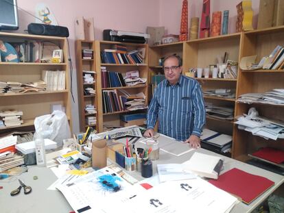 El encuadernador Manuel Patiño trabaja en su taller, en Córdoba.