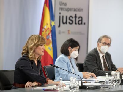 Desde la izquierda, los ministros Pilar Alegría, Carolina Darias y Joan Subirats, este martes en La Moncloa.