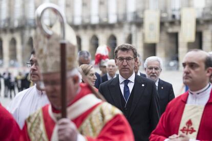 Feijóo junto a Ana Pastor tras los pasos del arzobispo esta mañana.