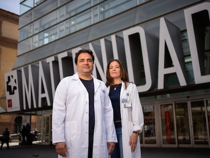 Los médicos Gonzalo Zeballos y Ana Calín, en el exterior de las instalaciones del hospital Gregorio Marañón, en Madrid el 5 de mayo de 2023.
