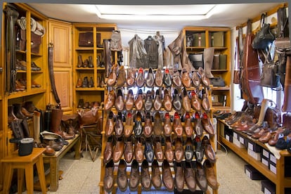 Llevan el oficio de zapatero en el ADN desde 1898. Artesanía Muñoz fabrica en San Pablo de los Montes (Toledo) modelos de zapatos a medida de estilo clásico, de los que duran toda la vida. El secreto: la calidad de la piel y un acabado a mano y personalizado. www.artesaniamunoz.com.