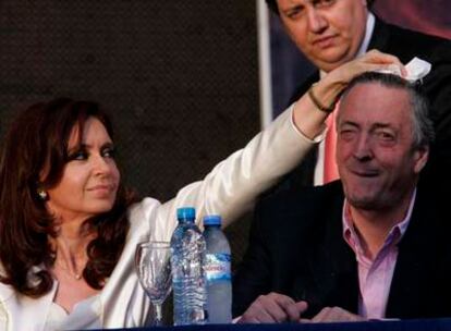 Cristina Kirchner, candidata a la presidencia de Argentina, y su marido, Néstor Kirchner, durante el acto de cierre de la campaña.