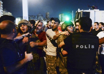 Soldados turcos, detenidos por civiles, son entregados a los oficiales de policía en la plaza Taksim de Estambul.