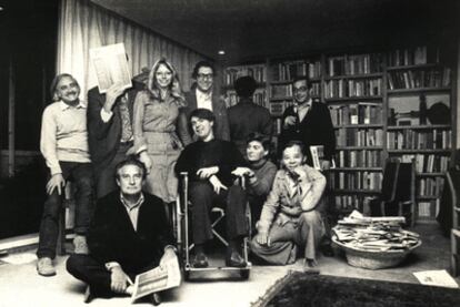 Redacción de <i>Plural, </i>en marzo de 1975. De pie, de izquierda a derecha: Tomás Segovia, Gabriel Zaid, Marie-José Paz, Alejandro Rossi, José de la Colina y Salvador Elizondo. Sentados: Octavio Paz, Juan García Ponce, Michelle Albán y Kazuya Sakai.