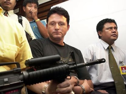 Pol&iacute;cia acompanha brasileiro Marco Archer Cardoso Moreira durante uma coletiva de imprensa em Jakarta, em 2003. 