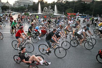 Los participantes de Bicicrítica arrancan la marcha  en la plaza de Cibeles.