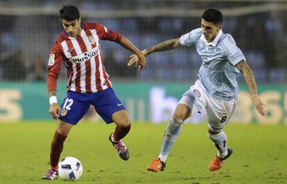 Augusto Fernández controla el balón ante Pedro Hernández.