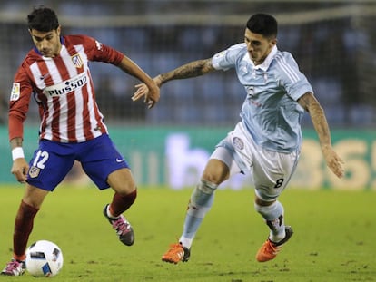 Augusto Fern&aacute;ndez controla el bal&oacute;n ante Pedro Hern&aacute;ndez.