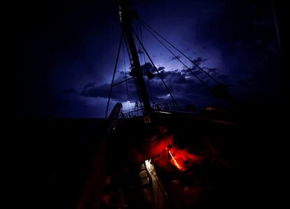 El barco de rescate MV Seefuchs de la ONG alemana Sea-Eye navega durante una tormenta en zona de aguas internacionales cerca de la costa de Libia.