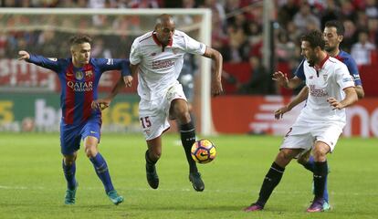El centrocampista francés del Sevilla, Steven N´Zonzi (2i), se lleva el balón ante el jugador del F. C. Barcelona, Denis Suárez