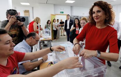 La ministra de Hacienda en funciones, María Jesús Montero, en el momento de ejercer su derecho al voto en un colegio de Sevilla.