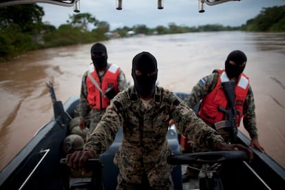 Oficiales de la Marina hondurense patrullan el ecosistema del río Patuca en busca de indicios de narcotráfico, en 2012.
