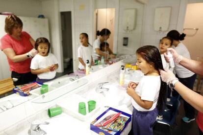 Los niños de El Gallinero aseándose cuando llegan a la escuela.